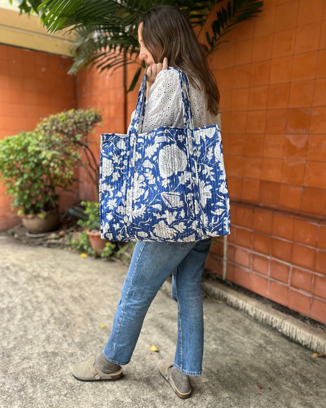 Sac à man à bandoulère EMMA en coton fond bleu à motfs multcolore Sac à man à bandoulère EMMA en coton fond bleu à motfs multcolore