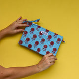 Pochette fourre-tout Jade lys bleu doux
